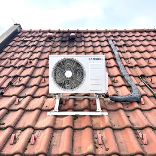 Klima Außengerät auf Ziegeldach