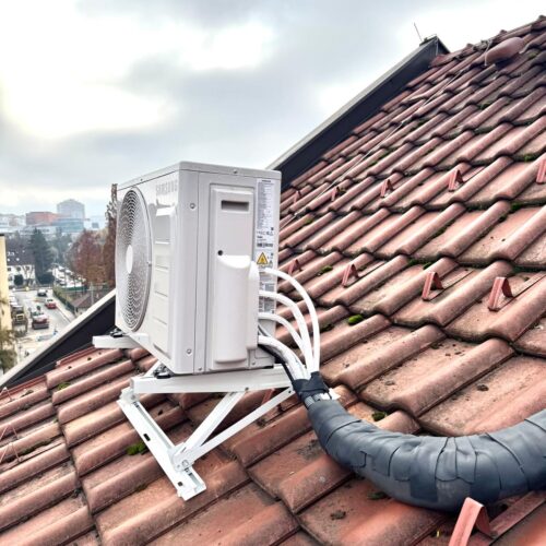 Klima Außengerät auf Ziegeldach